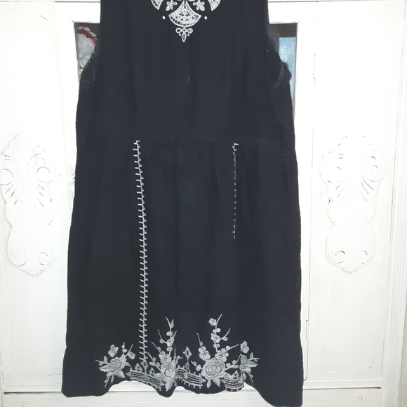 Johnny Was 100% Linen, Black Embroidered Dress - Picture 5 of 7